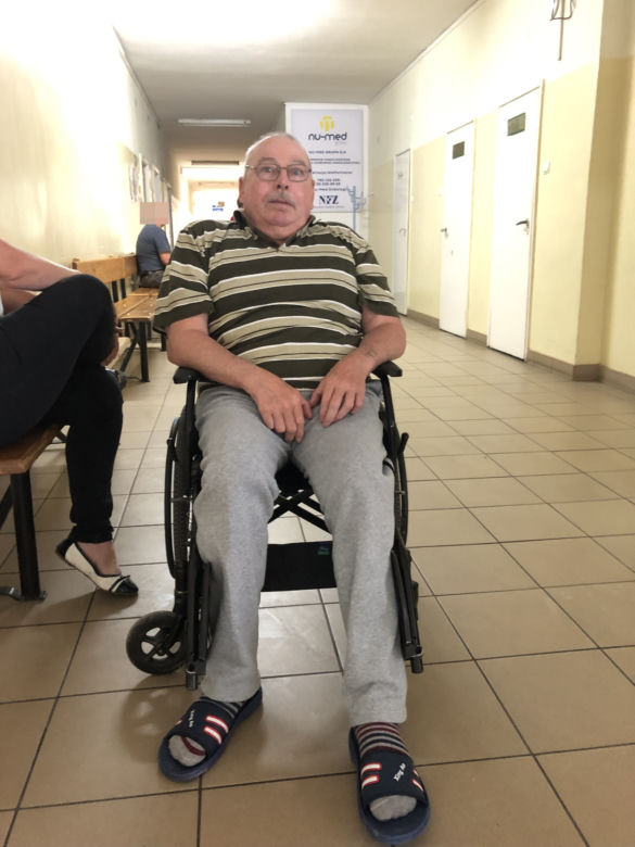 Pacjenci czołgają się po schodach