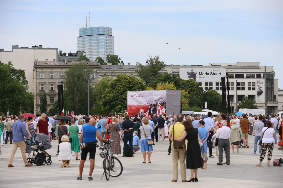 Centralna procesja Bożego Ciała w Warszawie. Ołtarze nawiązywały do wojny