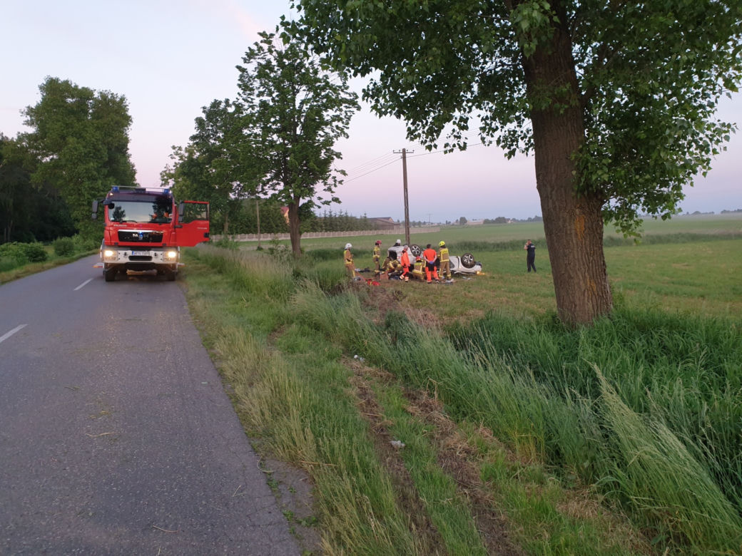 ZDJĘCIA z makabrycznego wypadku pod Płońskiem! 28-latka zakleszczona w zmiażdżonej maździe. Sama jest sobie winna