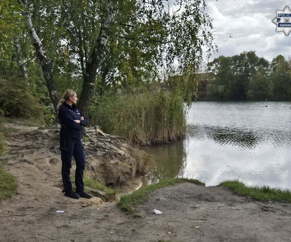 Policjantka stoi nad brzegiem zbiornika wodnego w Częstochowie. O uratowaniu 70-latka przeczytasz na SE.