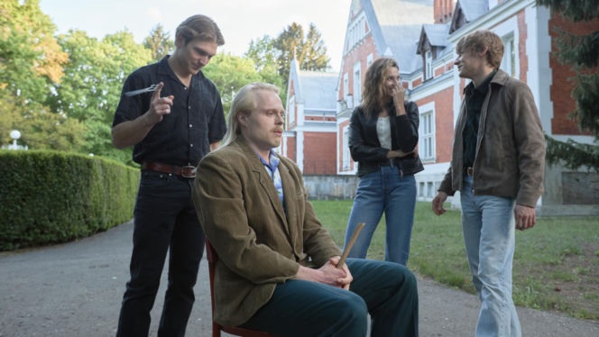 Wojna zastępcza, odc. 1. Zuza (Waleria Gorobets), Budyń (Piotr Witkowski), Gutek (Karol Bernacki), Artur (Mateusz Więcławek)