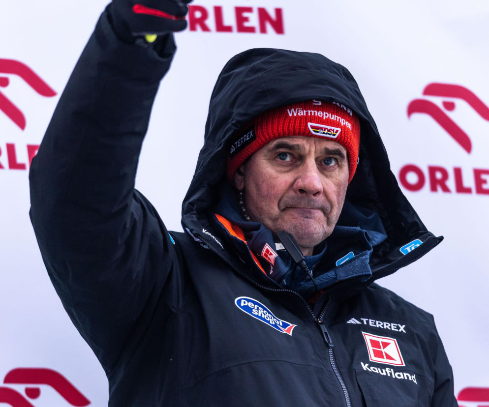 Stefan Horngacher w czarnej kurtce z kapturem i czerwonej czapce. O jego nowej roli przeczytasz na SE Supersport.