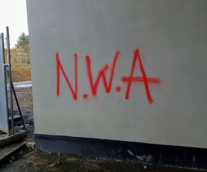 Zdewastowany wiadukt na Alei Fałata