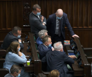 Posłowie oglądają mecz
