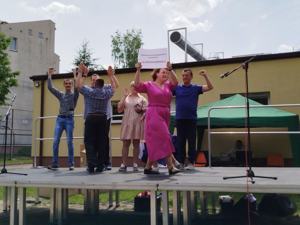Przez lata ŚDS w Siedlcach działał w dwóch lokalizacjach, teraz już oficjalnie funkcjonuje w jednym miejscu, w budynkach dostosowanych do potrzeb osób z niepełnosprawnościami. 