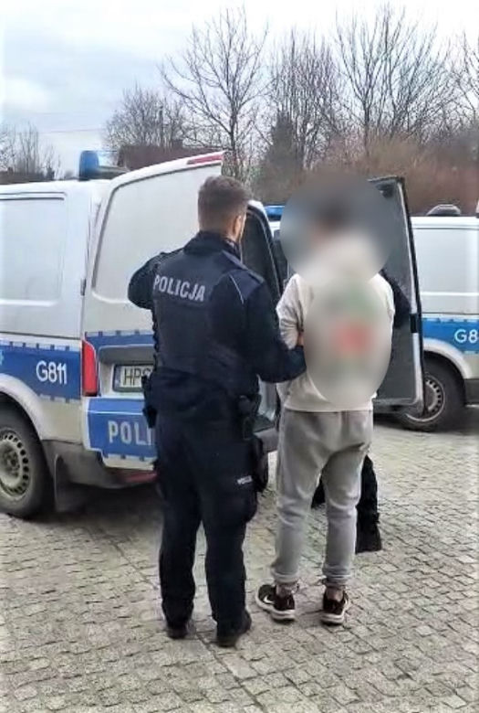 Sądecczyzna. Urządził krwawą jatkę w Sylwestra! 18-latek ciężko ranił dwóch mężczyzn. Na koniec potrącił policjanta