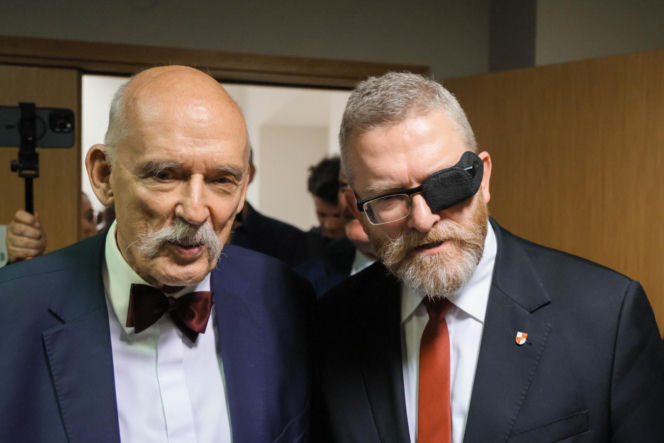 Europoseł Grzegorz Braun (C) na sali Sądu Rejonowego dla Warszawy-Pragi Południe