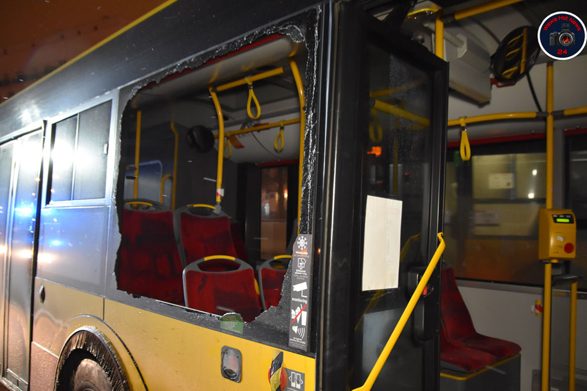 Autobus miejski uderzył w słup