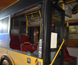 Autobus miejski uderzył w słup