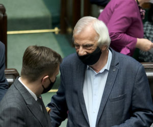 Tak maseczkę w Sejmie nosił Ryszard Terlecki. Teraz ma koronawirusa