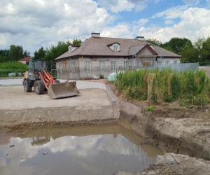 Zabytkowy dwór w Nowych Iganiach coraz piękniejszy. Zmienia się także jego otoczenie