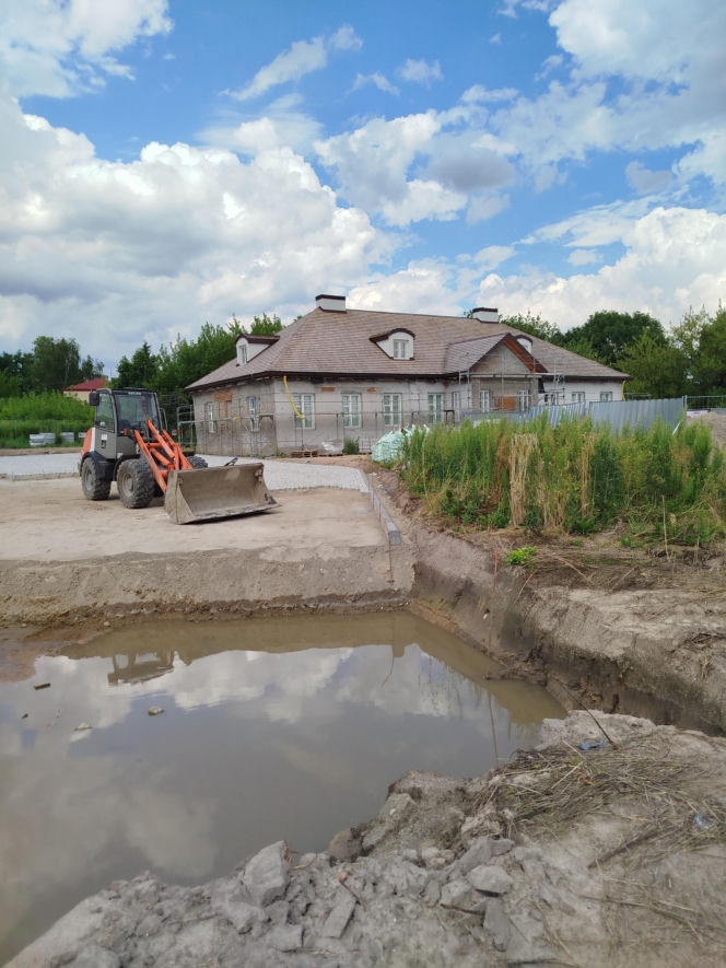 Zabytkowy dwór w Nowych Iganiach coraz piękniejszy. Zmienia się także jego otoczenie