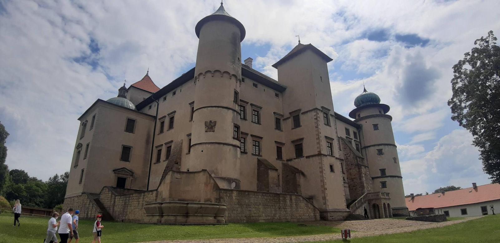 Na tym zamku powstała pierwsza w Polsce książka kucharska. Królowa Bona miała tam jeździć po gzymsie na osiołku