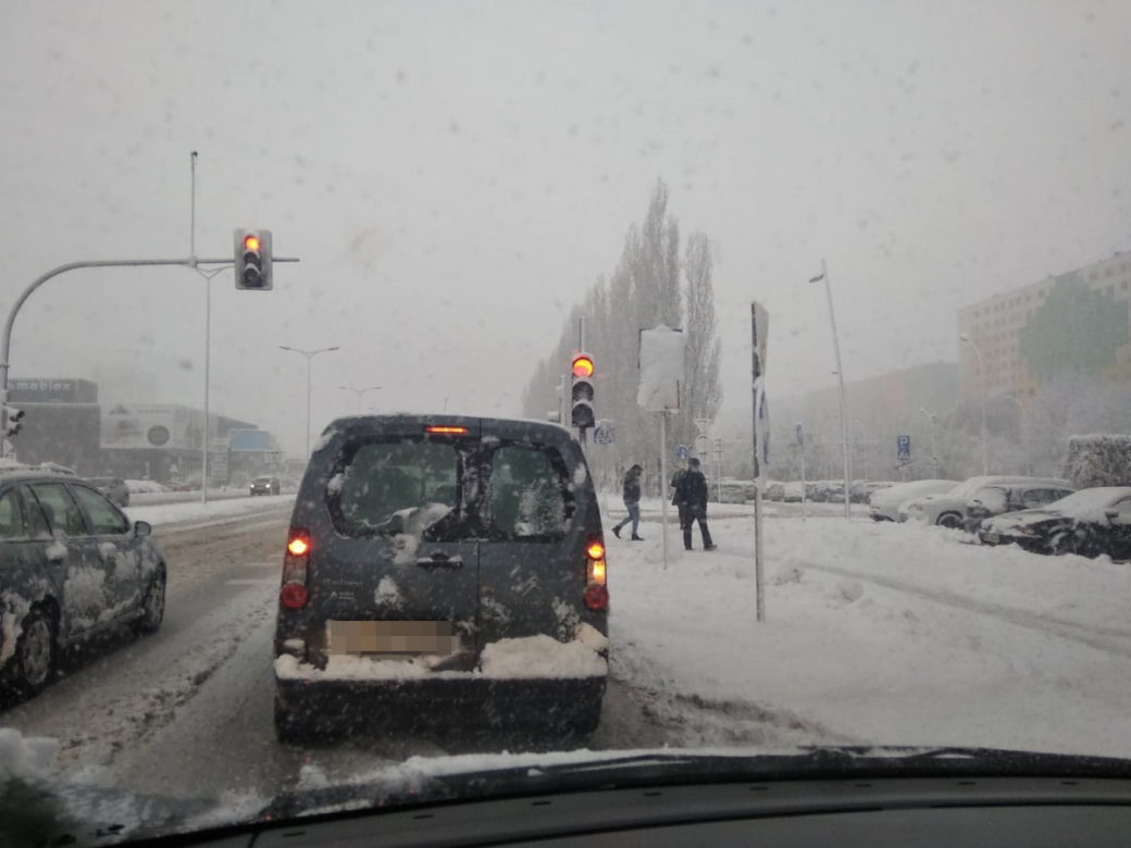 FATALNE warunki na drogach Rzeszowa. Śnieżny ARMAGEDON! [ZDJĘCIA]