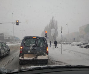 FATALNE warunki na drogach Rzeszowa. Śnieżny ARMAGEDON! [ZDJĘCIA]