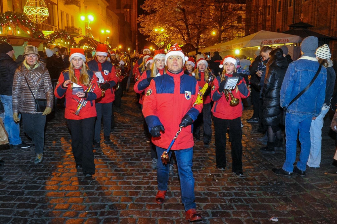 Toruński Jarmark Bożonarodzeniowy 2024. Zdjęcia z pierwszego dnia. Tak wyglądała parada ze św. Mikołajem