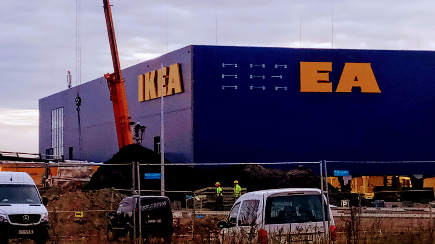 IKEA w Szczecinie: Na fasadzie hali pojawił się pierwszy szyld