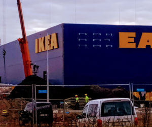 IKEA w Szczecinie: Na fasadzie hali pojawił się pierwszy szyld