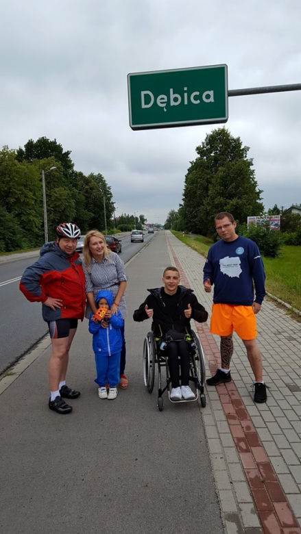 Adrian Beściak z Rzeszowa objedzie Polskę na wózku. Chce pomóc chorej Karolince [START]