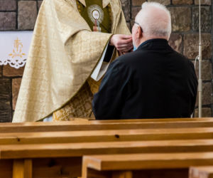 Lech Wałęsa zdjął maseczkę w kościele [ZOBACZ ZDJĘCIA]