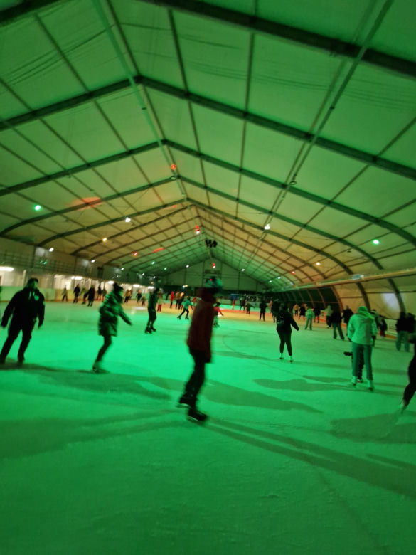 Lodowisko w Suchym Dworze organizuje ICE PARTY. Wpadliśmy zobaczyć, czy warto 