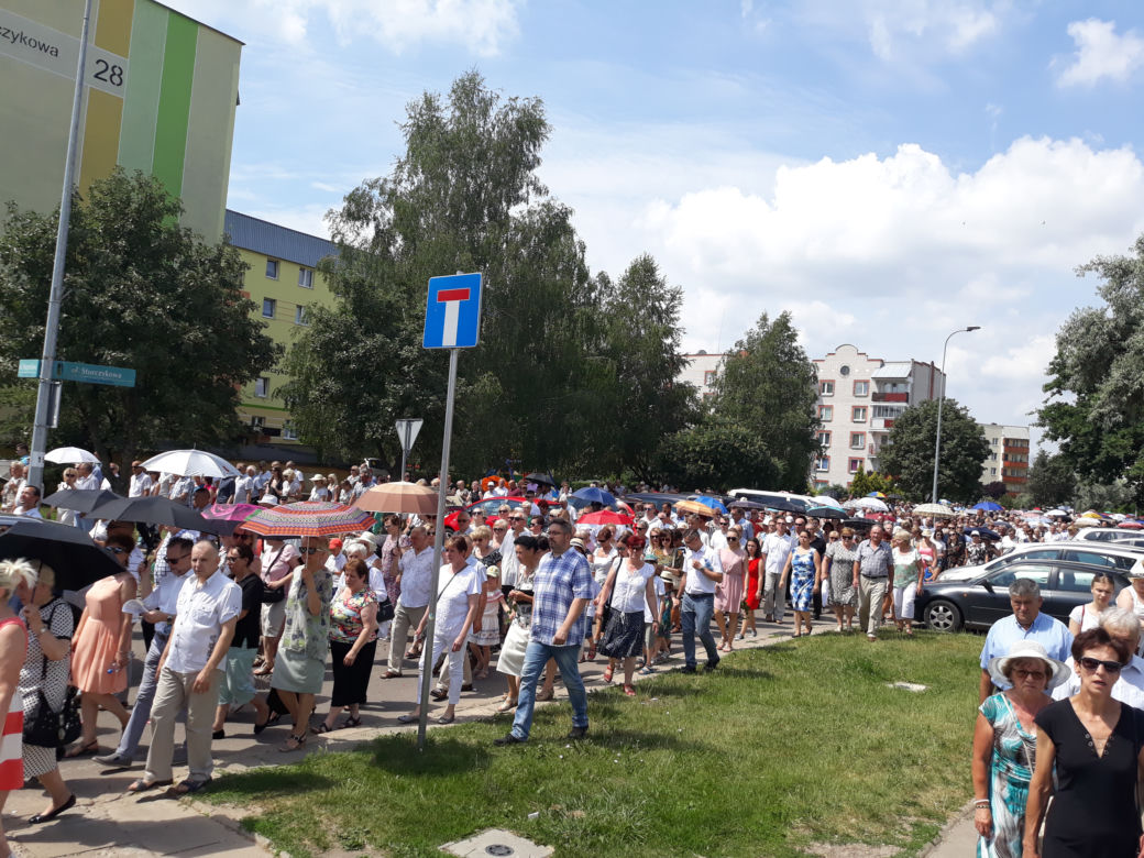 Białystok. Boże Ciało 2019. Wspólna procesja dwóch parafii: św. Jadwigi i NMP z Guadalupe