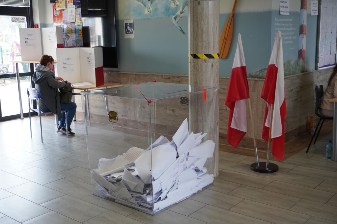 Wybory samorządowe 2024 w województwie pomorskim. Mieszkańcy wrzucają swoje głosy do urn