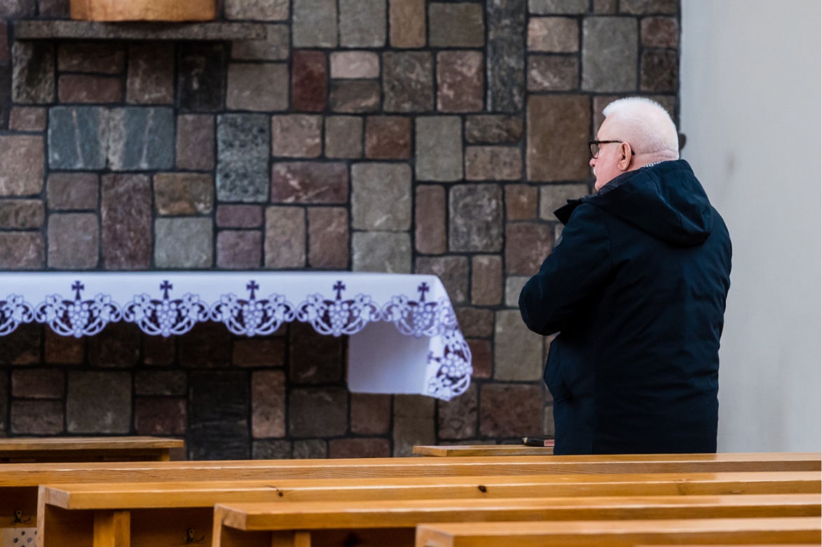 Lech Wałęsa w pustym kościele. Nie boi się koronawirusa