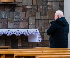 Lech Wałęsa w pustym kościele. Nie boi się koronawirusa
