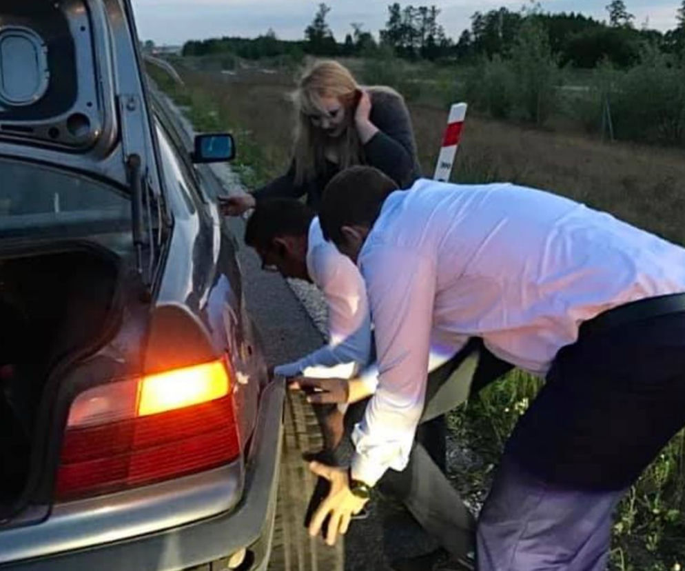 Rafał Trzaskowski rusza na pomoc! Prezydent Warszawy... zmienił koło