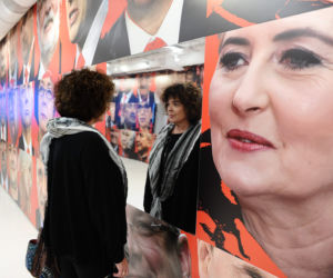  Przyłapaliśmy Grocholę, gdy robiła to na kontrowersyjnym wernisażu. Zdjęcia mówią wszystko