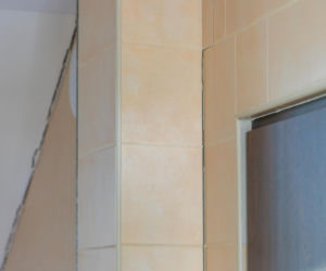 Pękający blok przy ul. Hirszfelda 2 w Warszawie