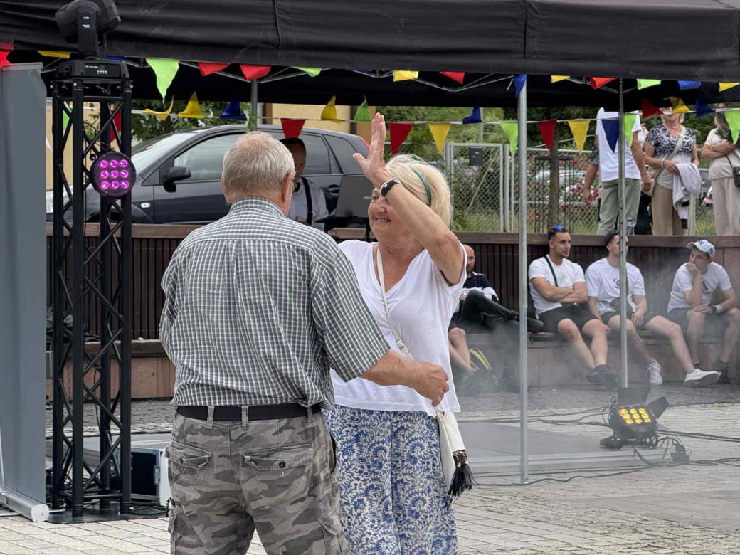Starachowickie potańcówki na Rynku. Międzypokoleniowa zabawa pełna radości! Zobacz niezapomniane zdjęcia
