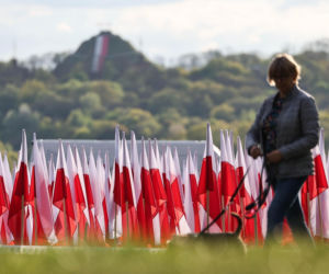 Biało-czerwone flagi na krakowskich Błoniach
