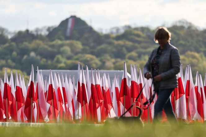 Biało-czerwone flagi na krakowskich Błoniach