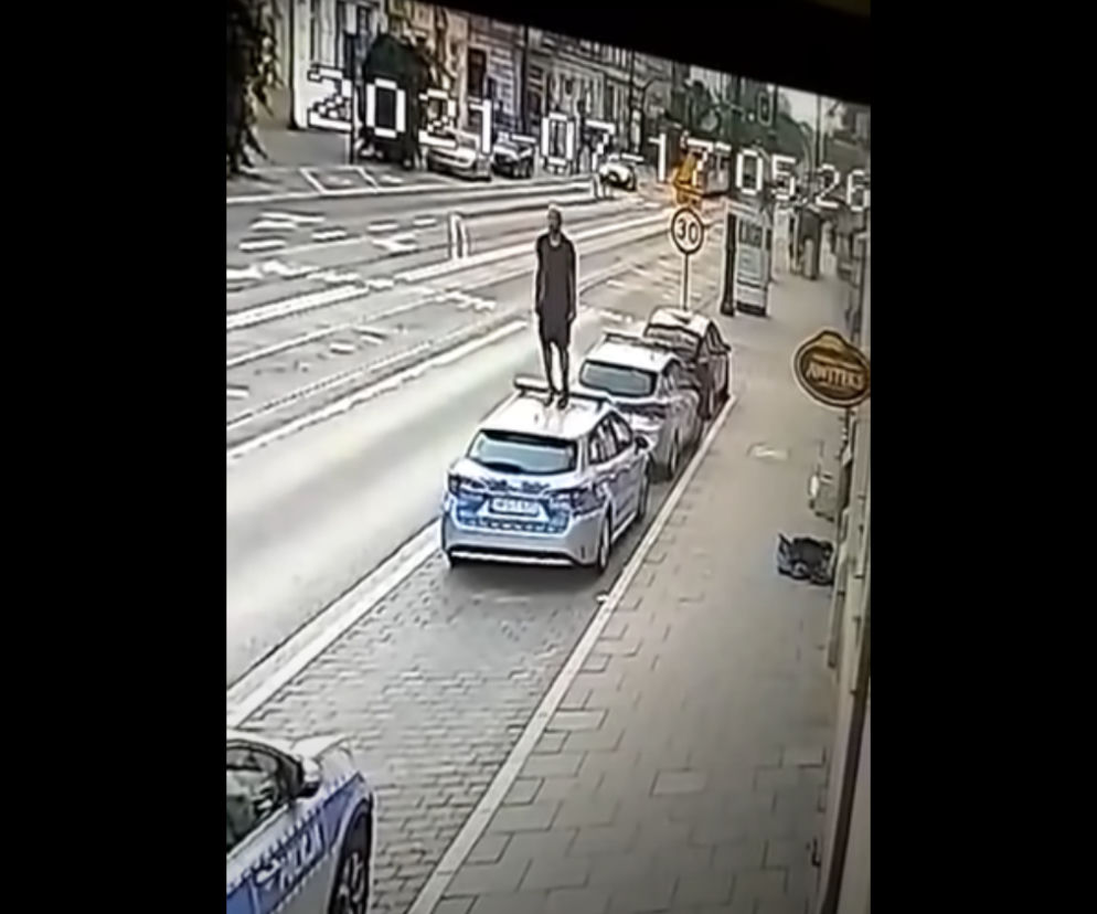 Skakał po policyjnym radiowozie jak szalony. I to przed oknami komisariatu!