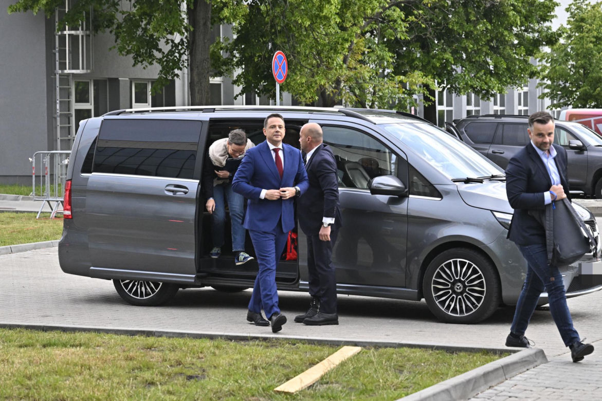 Wielkie wejście Trzaskowskiego do TVP. Zdjęcia uchwyciły każdy krok