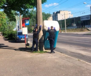 Poprawiali...TOI TOI-a po wandalu. Nietypowa interwencja policji w Lublinie