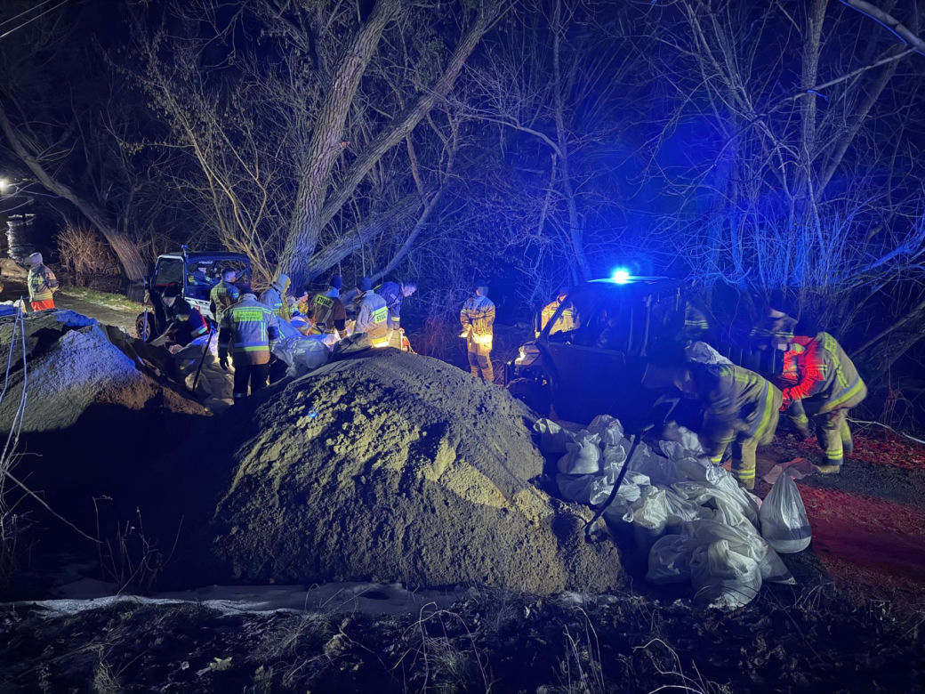Wkra powyżej poziomu alarmowego. Na miejsce ruszyli strażacy