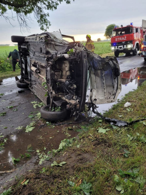 Potworny wypadek pod Wyszkowem. Rąbnął busem w drzewo. Z auta aż wypadł silnik!