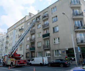  Poszukiwana kobieta zabarykadowała się w mieszkaniu