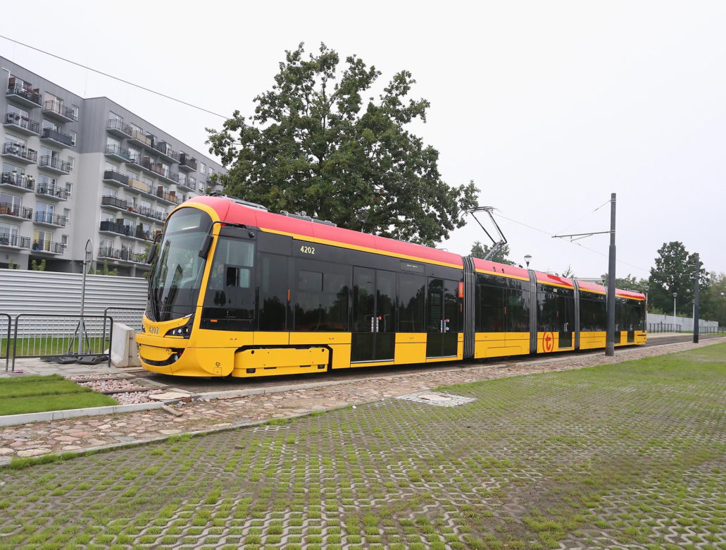 Nowy tramwaj wyjechał warszawskie tory! 