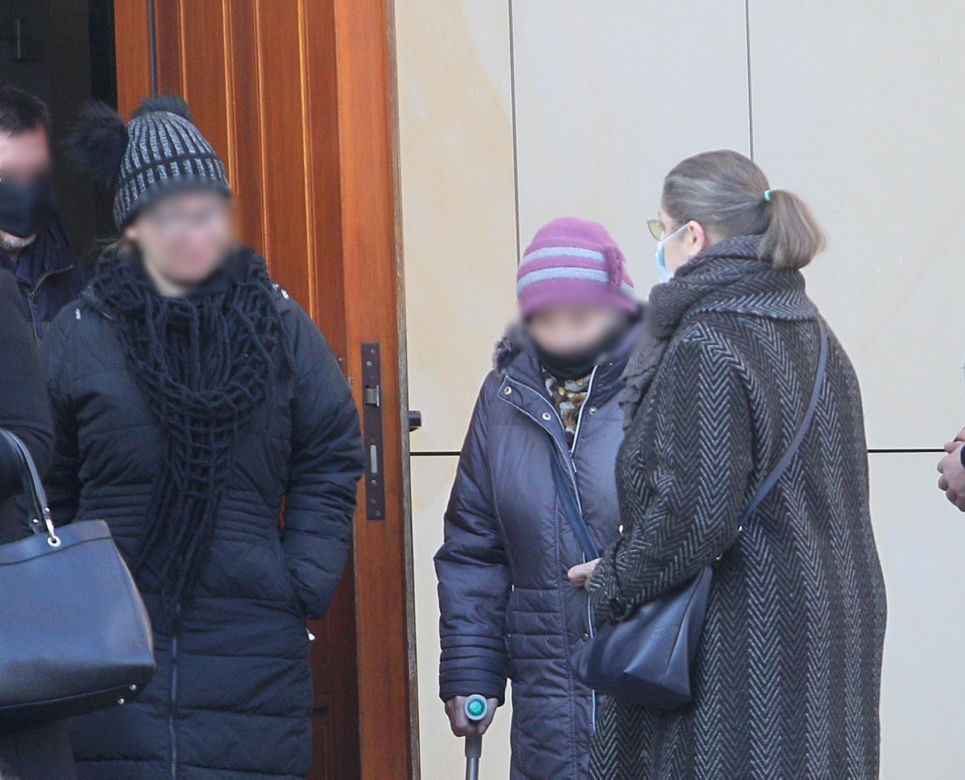 Krystyna Pawłowicz z ochroniarzem w niedzielny poranek