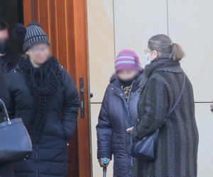 Krystyna Pawłowicz z ochroniarzem w niedzielny poranek
