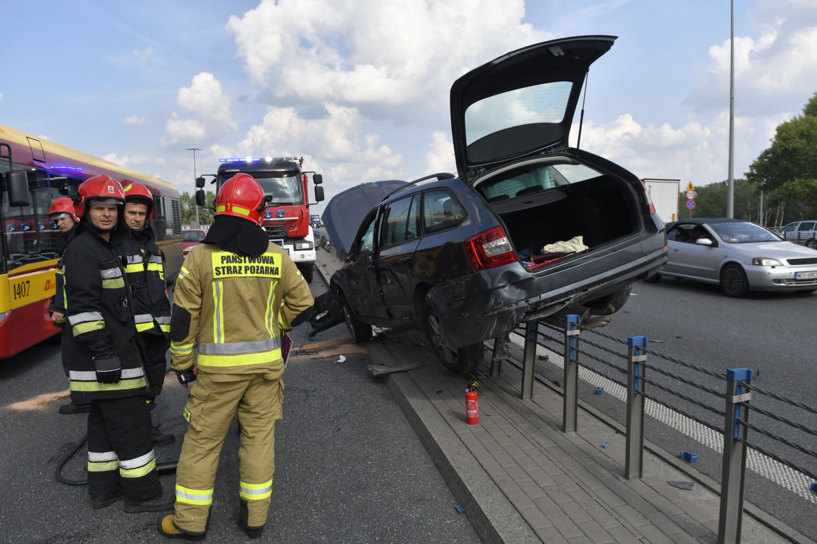 Wypadek Na S8, wjechał na barierki