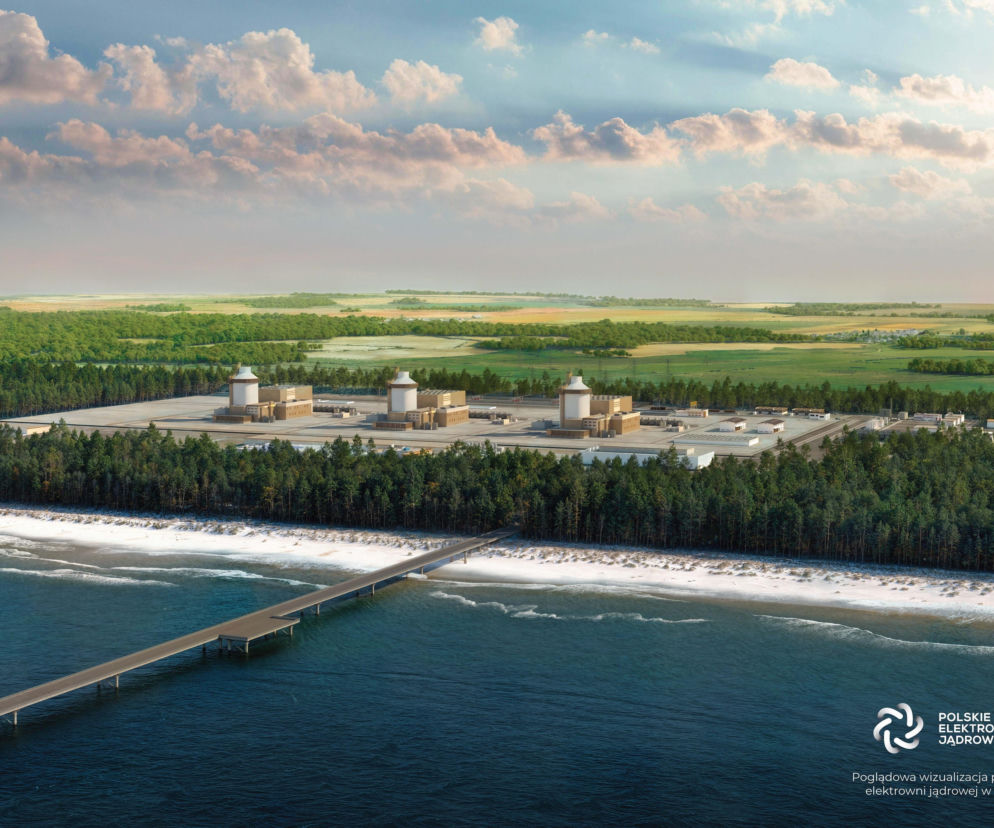 Wizualizacja elektrowni jądrowej z trzema reaktorami nad brzegiem morza. O inwestycji Bechtel przeczytasz w serwisie Architektura.