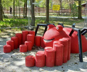 Statek piracki nabiera kształtów. Kiedy otwarcie placu zabaw w Parku Tysiąclecia w Lesznie? [ZDJĘCIA/FILM]