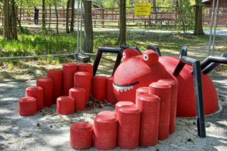 Statek piracki nabiera kształtów. Kiedy otwarcie placu zabaw w Parku Tysiąclecia w Lesznie? [ZDJĘCIA/FILM]