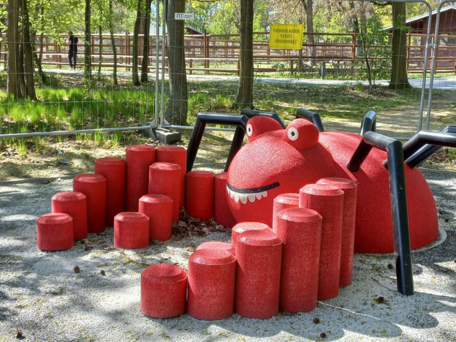 Statek piracki nabiera kształtów. Kiedy otwarcie placu zabaw w Parku Tysiąclecia w Lesznie? [ZDJĘCIA/FILM]