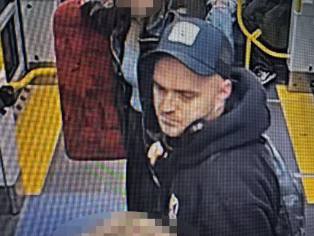 Znokautował pasażera w tramwaju i spokojnie usiadł obok. Policja szuka tego mężczyzny